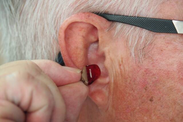 mark paton RNue9Vxx2sc unsplash - 【40代も！】老人の耳が遠い原因と症状を簡単に解説！（おすすめアイテムあり！）